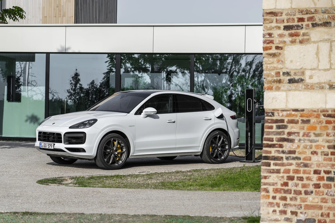 Cayenne E-Hybrid – sportowy SUV z zaawansowanym napędem hybrydowym plug-in