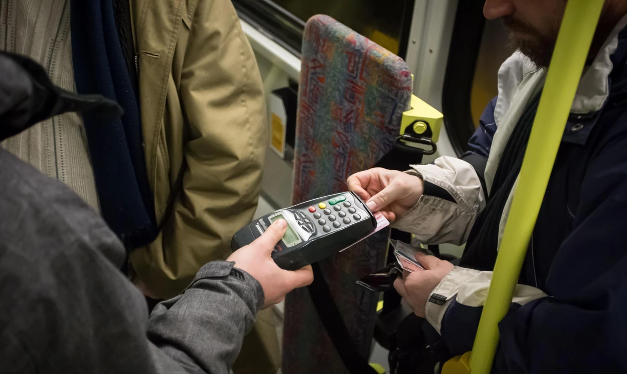 Ile zarabia kontroler biletów PKP? Kompleksowy przewodnik po zarobkach konduktora w 2026