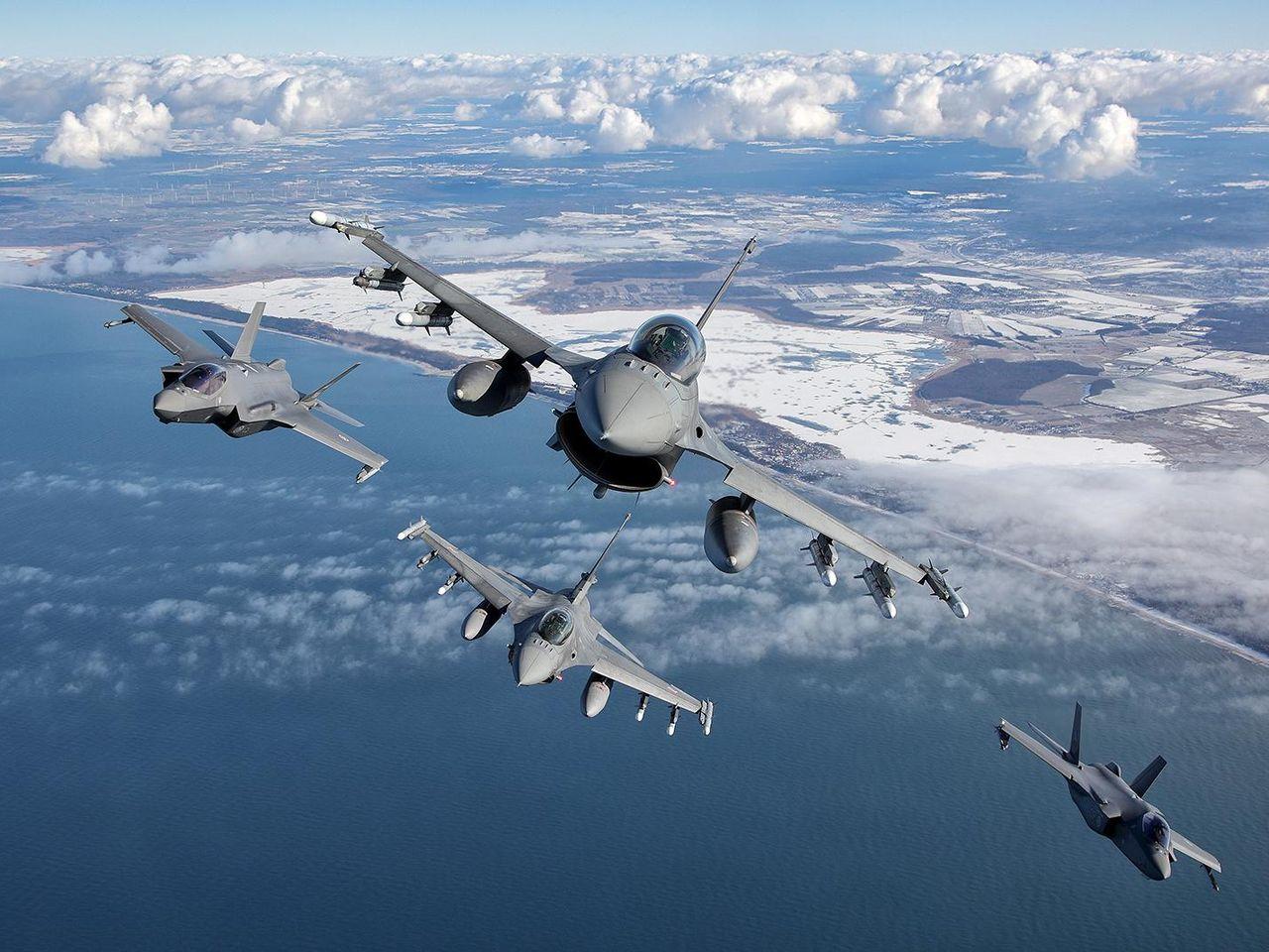 Myśliwce nad Polską dzisiaj: F-35 Husarz i F-16 Jastrząb w pełnej gotowości