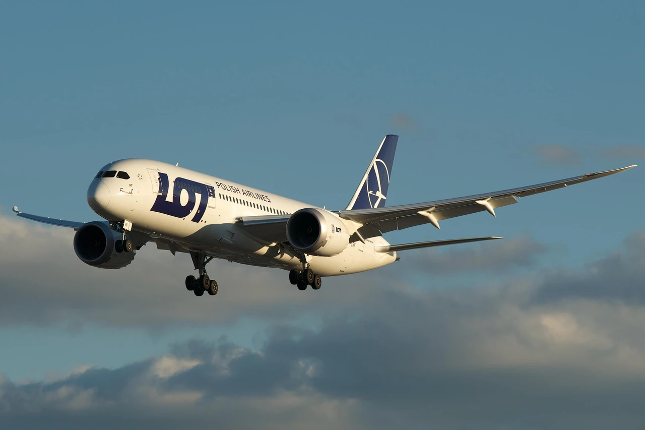 PLL Lot Dreamliner – Boeing 787 w barwach PLL LOT