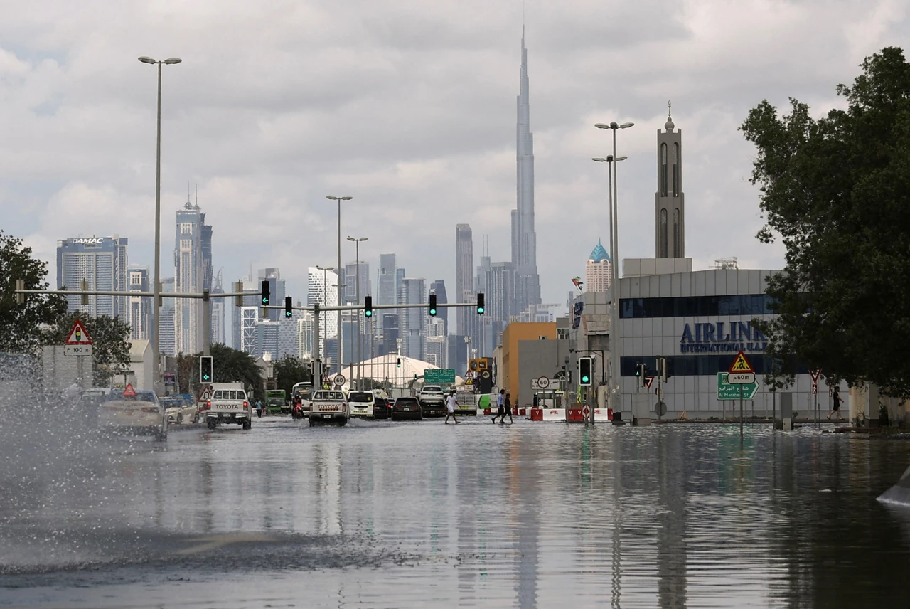 Powódź w Dubaju: rekordowa ulewa, która zamieniła pustynną metropolię w zalane miasto