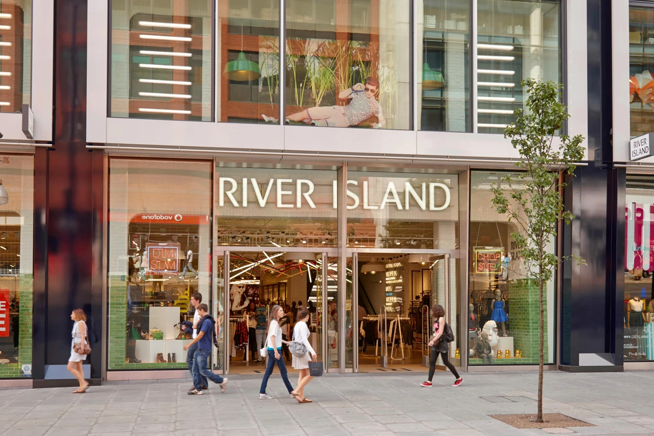 River Island co to za firma – brytyjska ikona mody z londyńskim charakterem