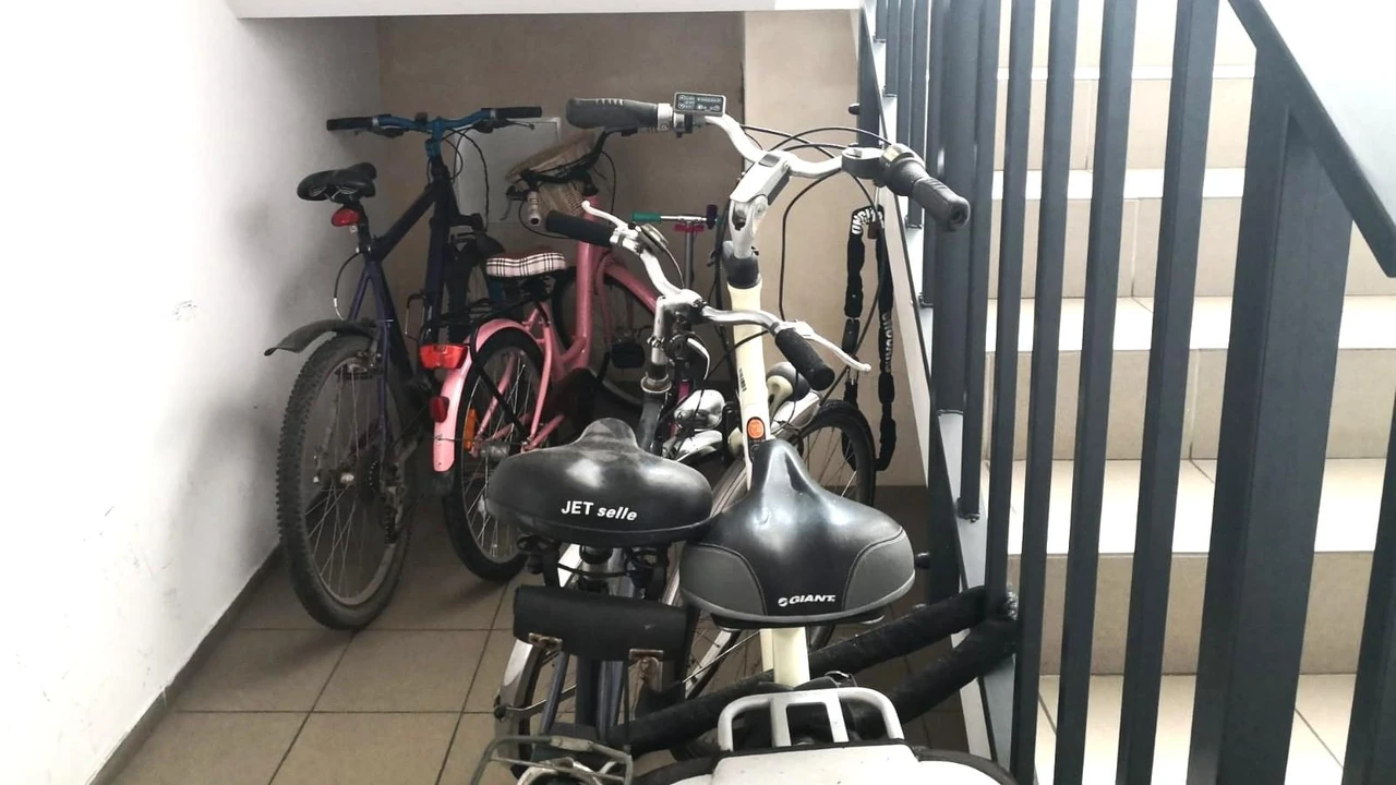 Zakaz stawiania rowerów na klatce schodowej