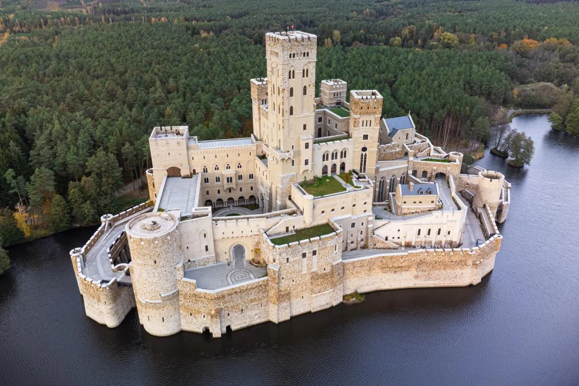 Zamek w Stobnicy zdjęcia – monumentalna warownia w Puszczy Noteckiej