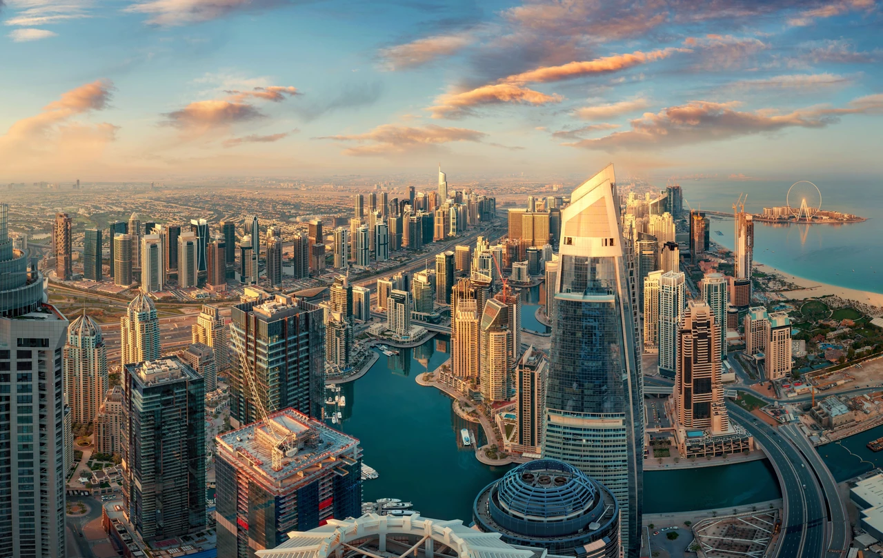 Co sie dzieje w Dubaju – aktualny obraz miasta latem 2026